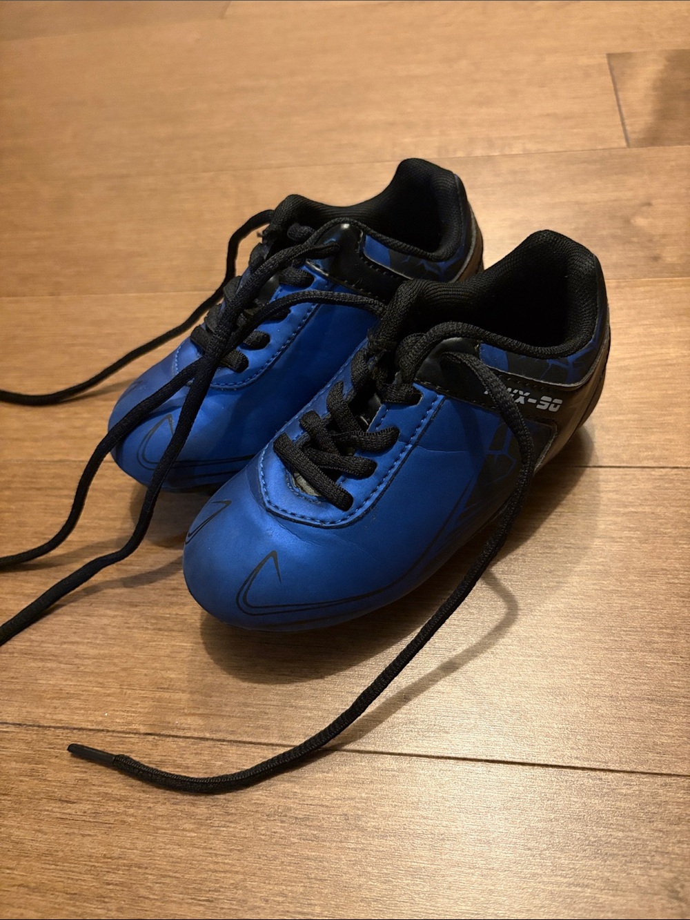 Kids boys soccer shoes / cleats